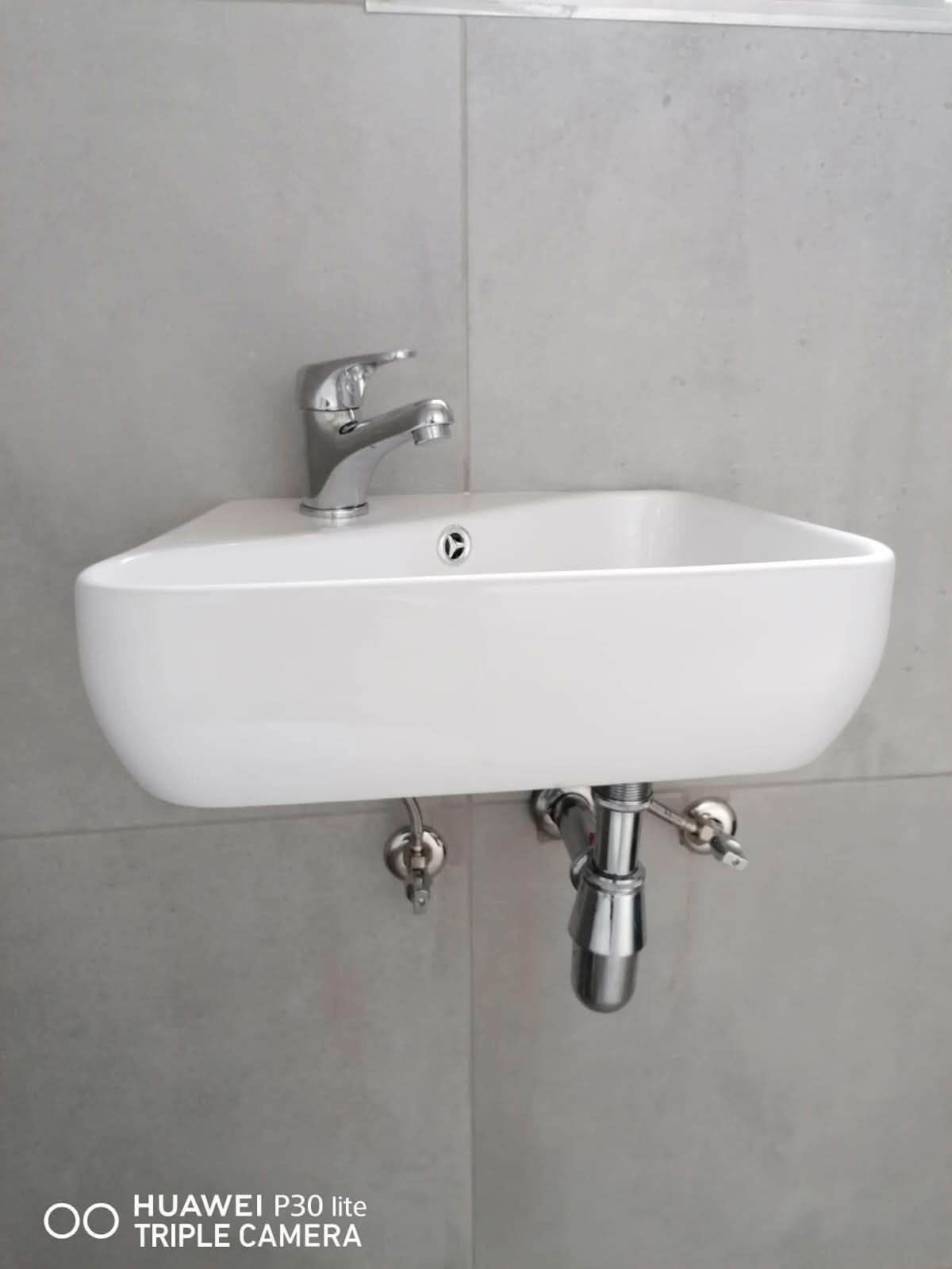 Wall-mounted basin installation